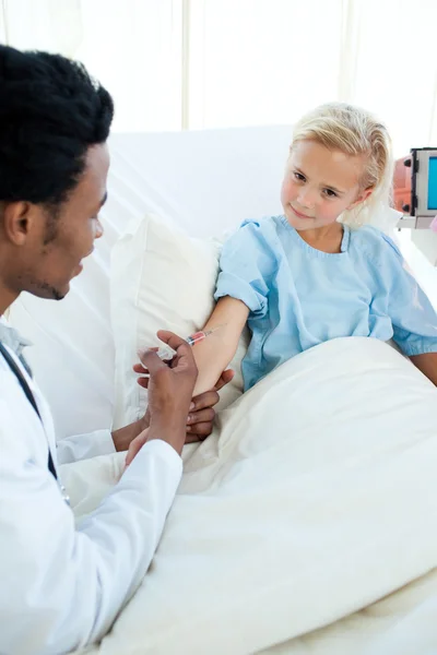 Mannelijke arts geven een kind patiënt een injectie — Stockfoto