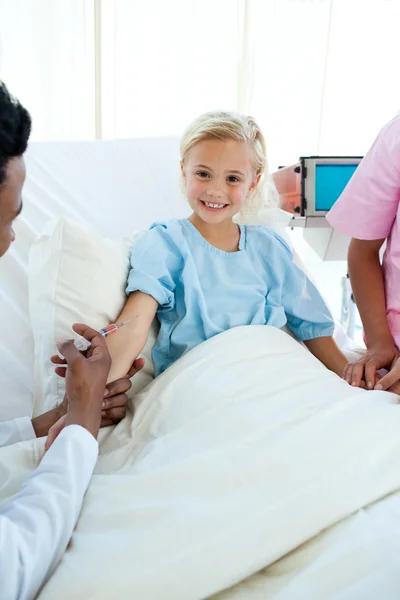 Lächelnder Kinderpatient lässt sich impfen — Stockfoto
