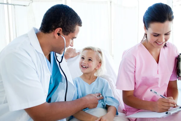 Médecin et infirmière masculins examinant un enfant patient — Photo