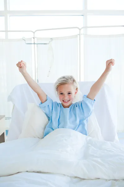 Niño feliz paciente golpeando el aire —  Fotos de Stock