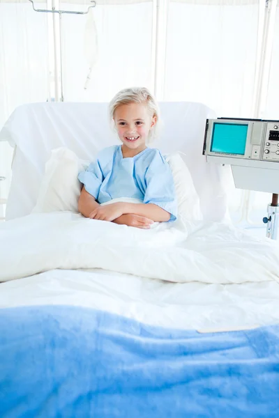 Jovem paciente sentado em uma cama de hospital — Fotografia de Stock