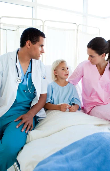 Lilla patienten talar till hennes sjuksköterska och hennes läkare — Stockfoto