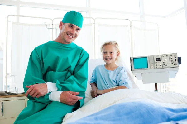 Cirurgião que explica uma cirurgia a uma menina — Fotografia de Stock