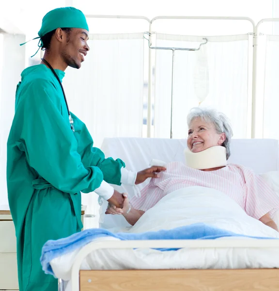A surgeon caring for a patient — Stock Photo, Image