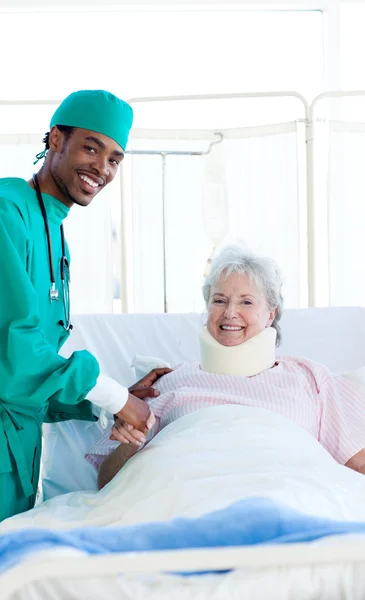 Surgeon attending a patient after an operation — Stock Photo, Image