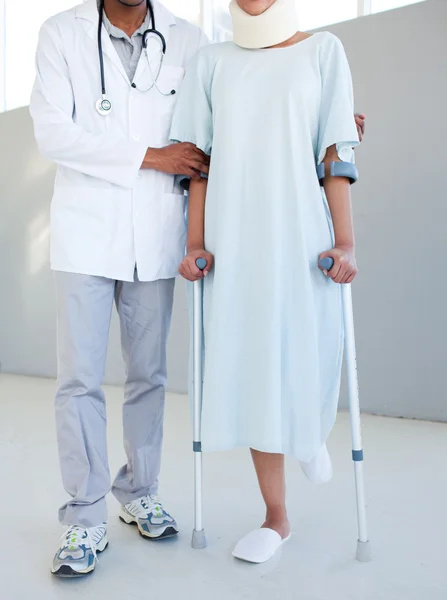 Bir hasta cr ve boyun destek ile yardımcı bir fizyoterapist — Stok fotoğraf