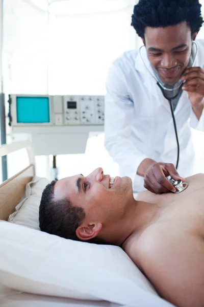 Лікар перевіряє пульс на пацієнта чоловічої статі — стокове фото