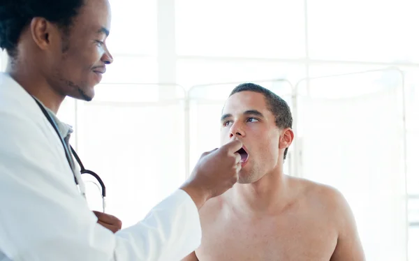 A doctor taking his patient's temperature — Stock Photo, Image