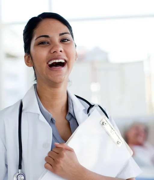 Skrattande läkare innehar en medicinsk Urklipp — Stockfoto