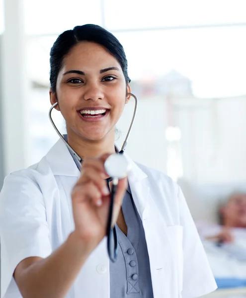 Vrouwelijke arts houden een stethoscoop — Stockfoto