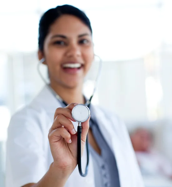 Lachende arts houden een stethoscoop — Stockfoto
