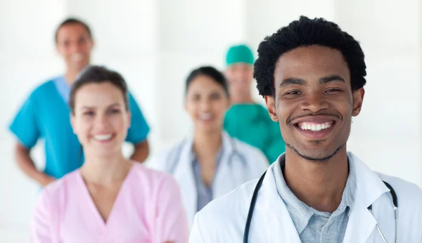 Multi-étnica médica sorrindo para a câmera — Fotografia de Stock