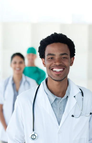 Médico afroamericano sonriendo a la cámara —  Fotos de Stock
