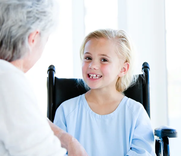 Blondes kleines Mädchen im Rollstuhl im Gespräch mit ihrem Enkel — Stockfoto