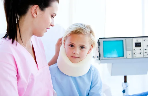 Θλιβερή κοριτσάκι με ένα στήριγμα λαιμών συνεδρίαση με τη νοσοκόμα — Φωτογραφία Αρχείου