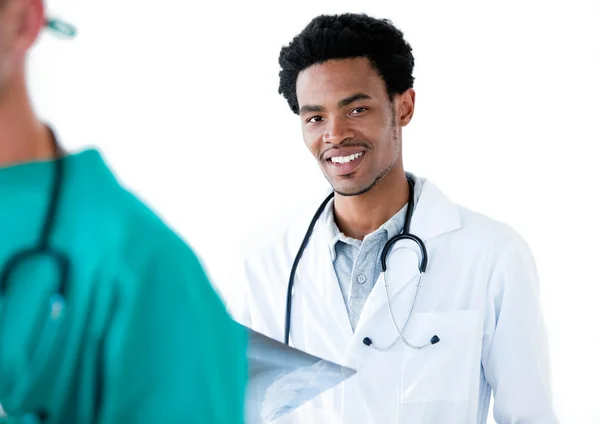Afro-Amerikan erkek doktor ayakta — Stok fotoğraf