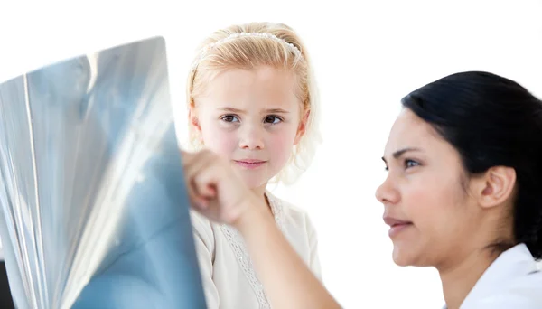 Médica atenta mostrando um raio-x para uma menina — Fotografia de Stock