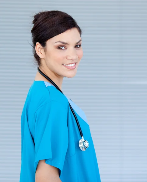 Krásný ženský lékař při pohledu na fotoaparát — Stock fotografie