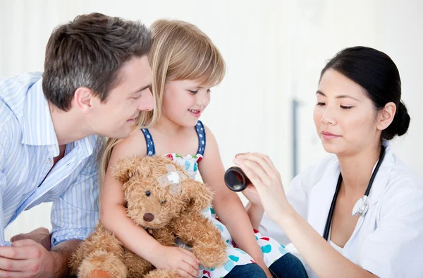 Confident female doctor giving syrup to a little girl — Stock Photo, Image