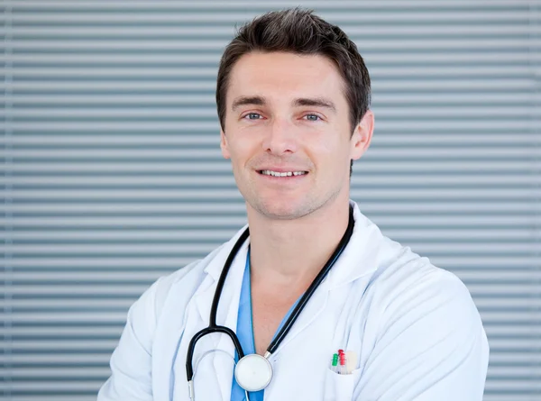 Portret van een charismatische mannelijke arts kijken naar de camera — Stockfoto