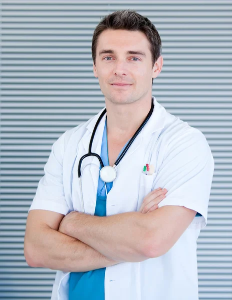 Karismatisk manliga läkare titta på kameran — Stockfoto