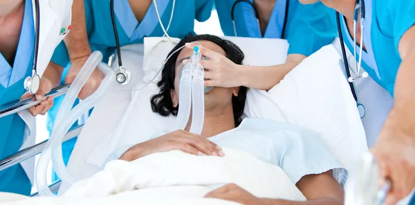 Patient seriously injured supported by a medical team — Stock Photo, Image