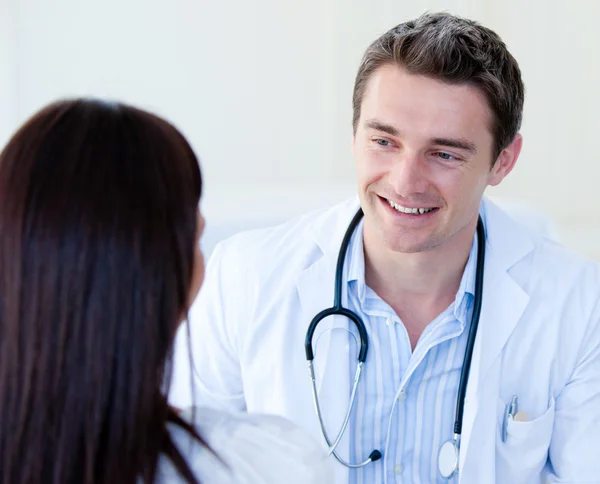 Портрет врача-мужчины, разговаривающего со своим пациентом — стоковое фото
