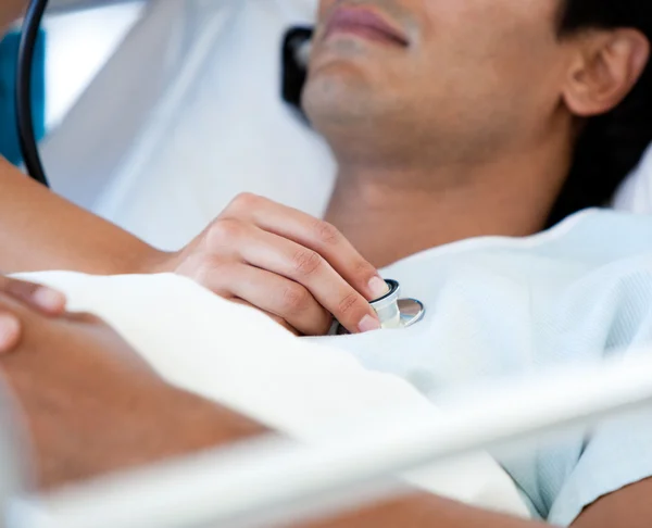 Close-up de um paciente examinado por um médico em uma cama médica — Fotografia de Stock