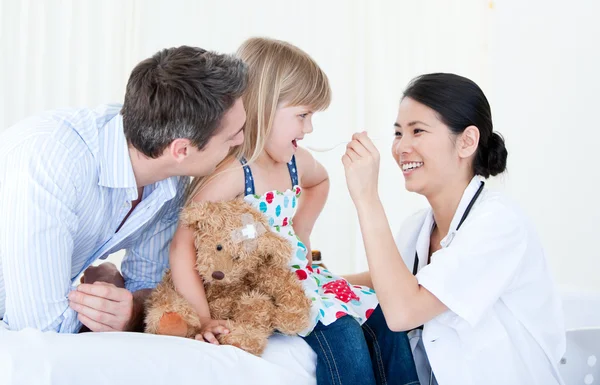 Médecin professionnel qui donne du sirop à une gentille petite fille — Photo