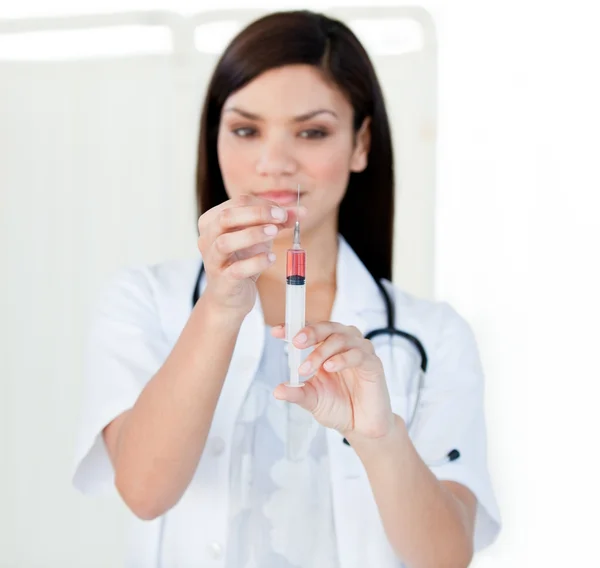 Portrait of a beautiful female doctor preparing a syringe — Stock Photo, Image