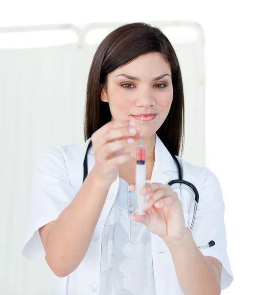 Portrait of a cute female doctor preparing a syringe — Stock Photo, Image