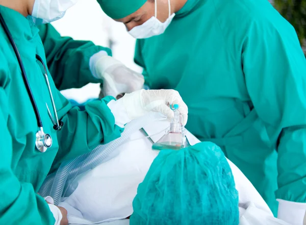 Zespół medyczny przy użyciu sprzętu na pacjenta — Zdjęcie stockowe