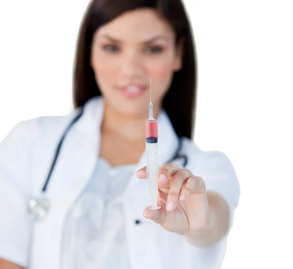 Vrouwelijke arts professionnal houden een spuit — Stockfoto