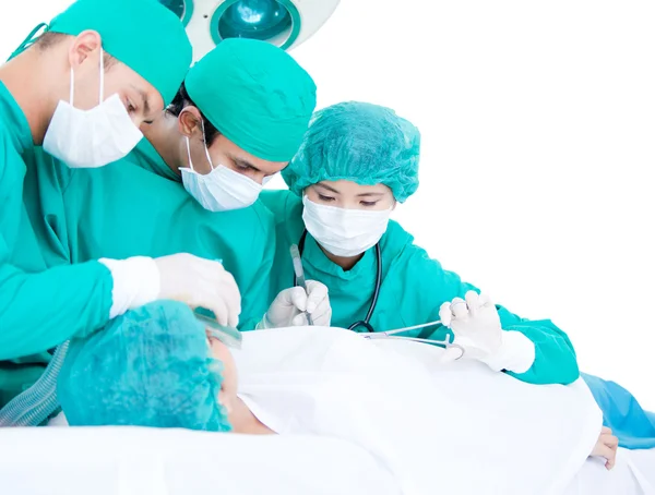 Équipe médicale effectuant une opération à l'aide d'un équipement chirurgical sur une natte — Photo