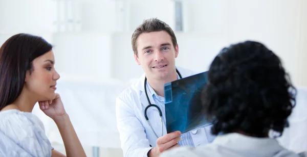 Medische partners explainng de resultaten aan de patiënt — Stockfoto