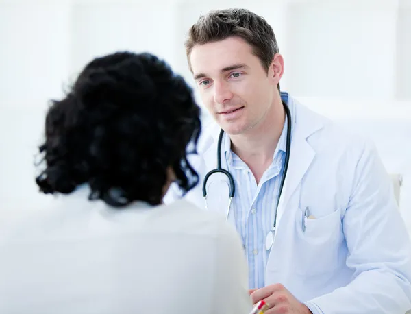 Médico bonito conversando com seu paciente para o check-up anual — Fotografia de Stock