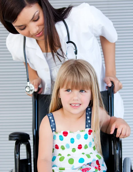 Lachende schattig meisje, zittend op de rolstoel — Stockfoto