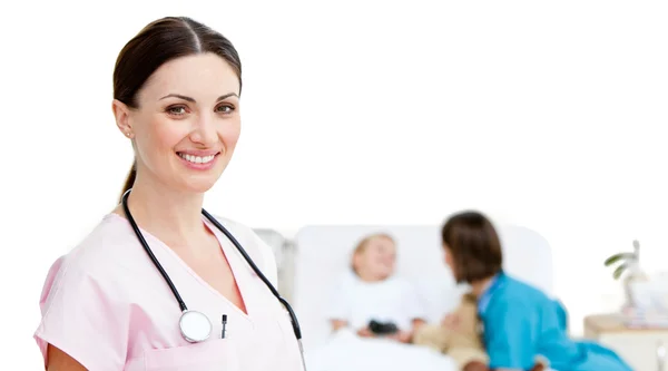 Portret uśmiechający się kobiece kobieta lekarz znajduje się w pokoju pacjenta — Zdjęcie stockowe