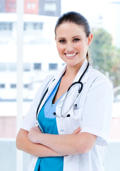 Säker kvinnliga läkare titta på kameran — Stockfoto