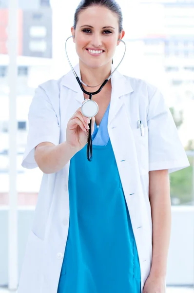 Doctora caucásica sosteniendo un estetoscopio —  Fotos de Stock