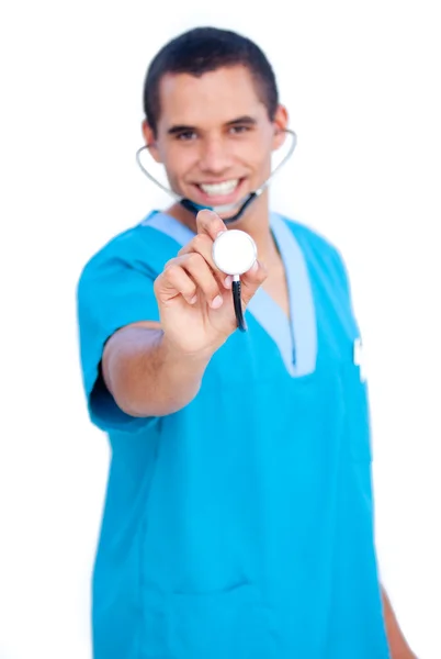 Самоуверенный мужчина-врач в синей униформе держит стетоск — стоковое фото