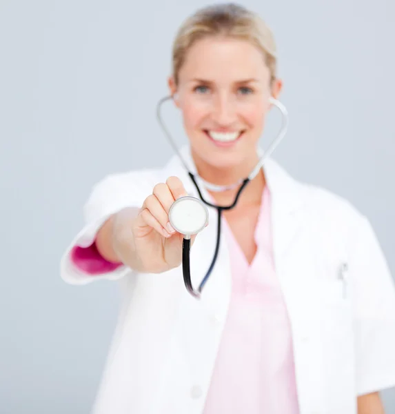 Sorridente medico femminile che indica la fotocamera — Foto Stock