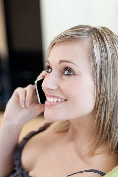 매력적인 여자는 소파에 앉아 전화 통화 — 스톡 사진
