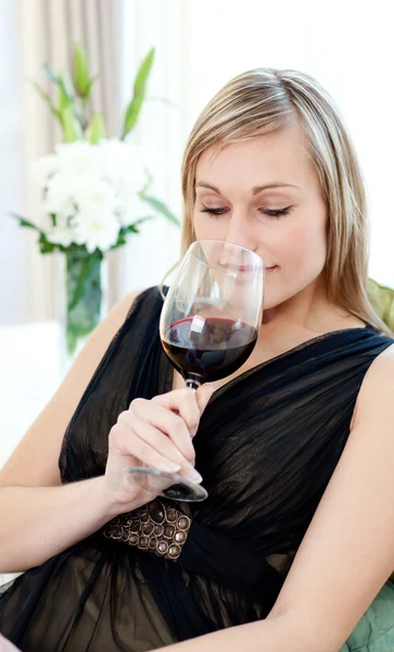 Affascinante donna bionda che beve vino rosso — Foto Stock