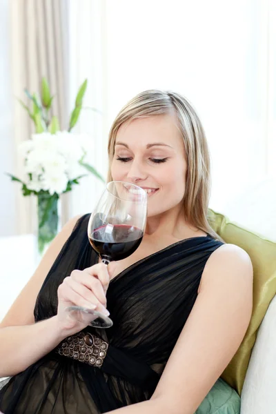 Zachwycony blond kobieta drining czerwone wino — Zdjęcie stockowe