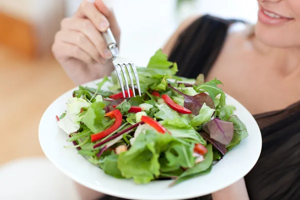 Крупный план женщины, которая ест салат — стоковое фото