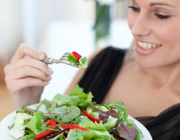 Nahaufnahme einer lächelnden Frau beim Salatessen — Stockfoto