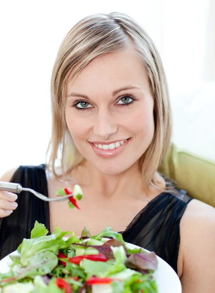 Portret kobiety jasny jedzenie sałatka — Zdjęcie stockowe