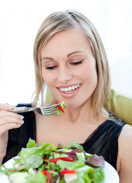 Porträt einer charmanten Frau, die einen Salat isst — Stockfoto