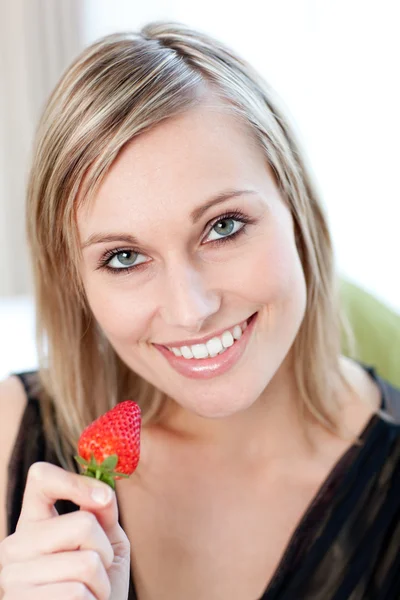 Charmante Frau isst eine Erdbeere — Stockfoto